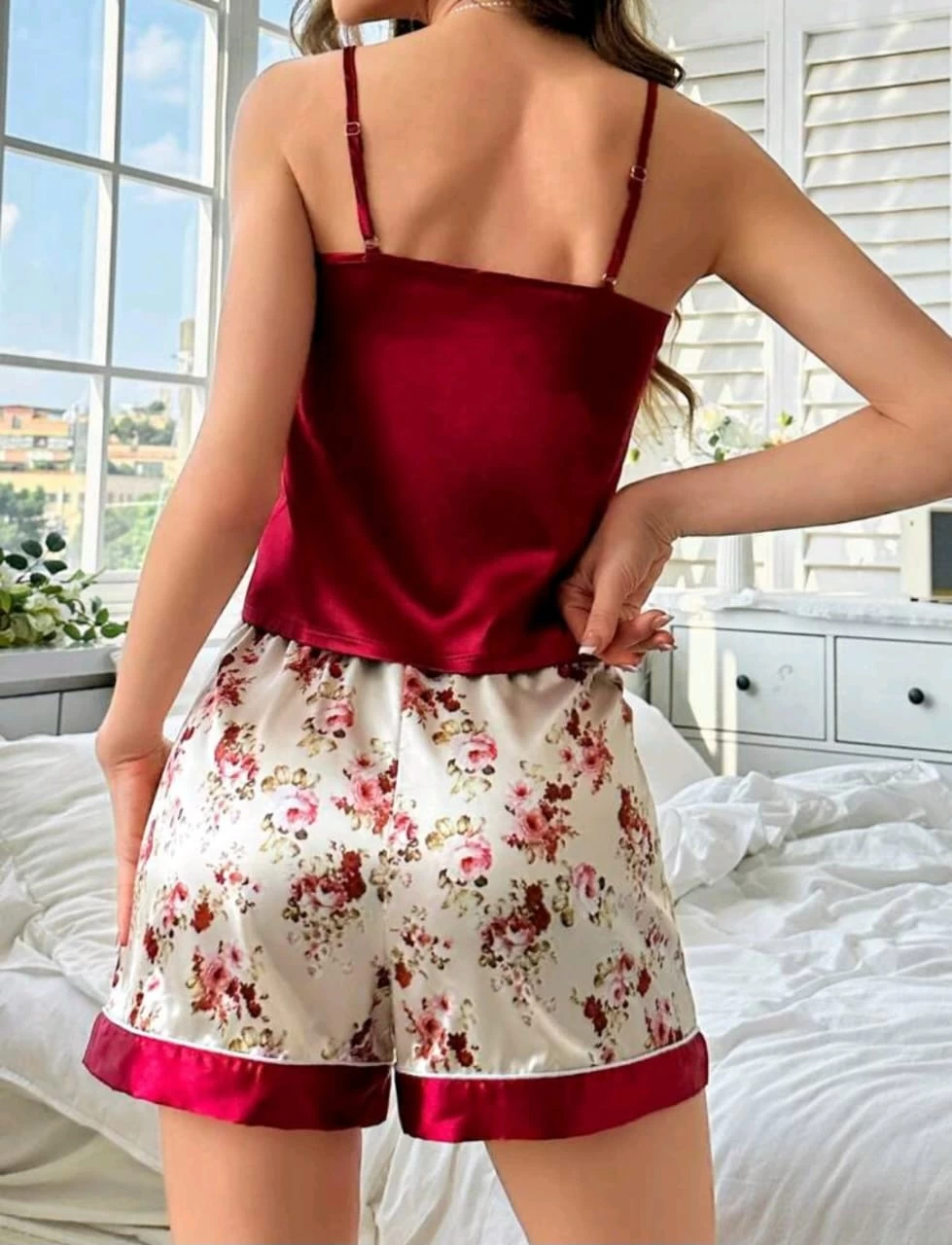 conjunto-de-pijama-con-estampado-floral-y-ribete-contrastante