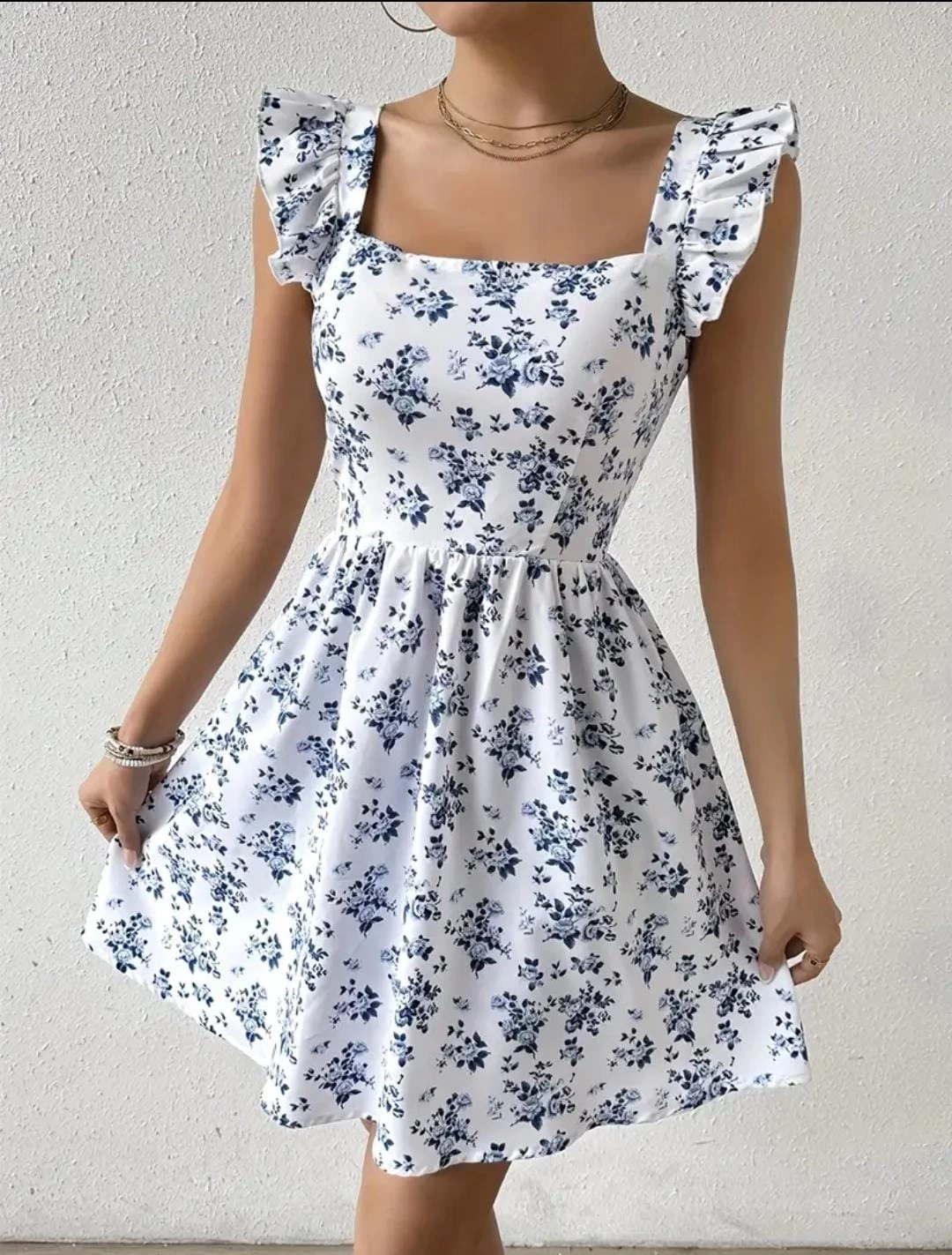 vestido-con-volante-y-estampado-floral