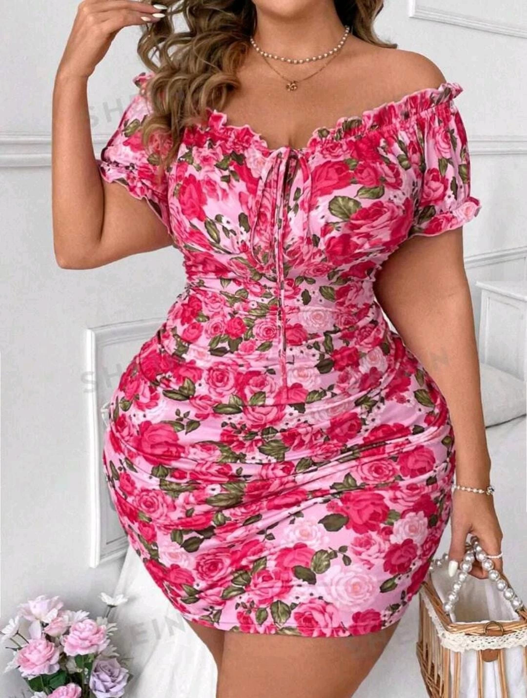 vestido-elegante-con-estampado-floral