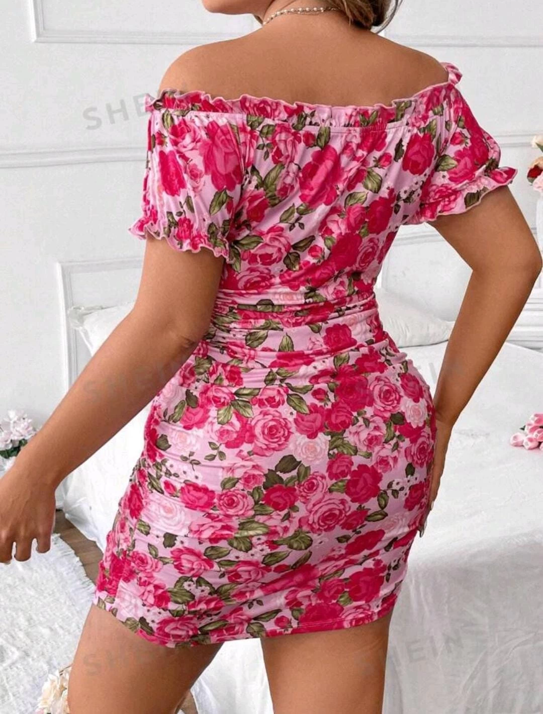 vestido-elegante-con-estampado-floral